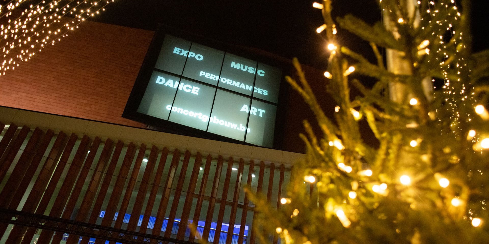 Die grossflächigen Displays wurden dezent in die Architektur integriert