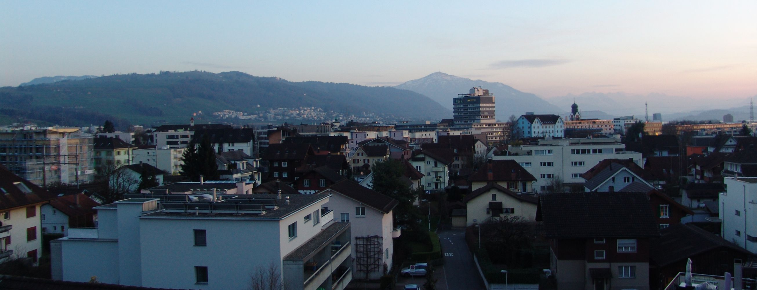 Aussicht auf das Zentrum von Baar mit dem Zugerberg und Rigi im Hintergrund